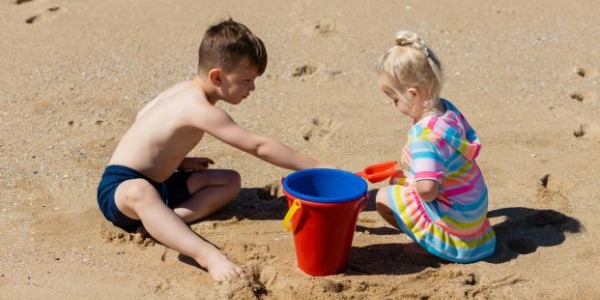 Come proteggere bambini e neonati in spiaggia?