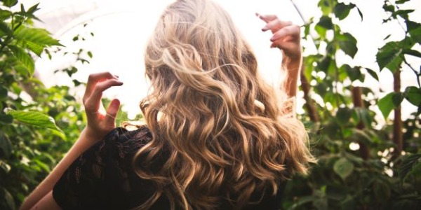 Come prendersi cura dei capelli durante l'estate