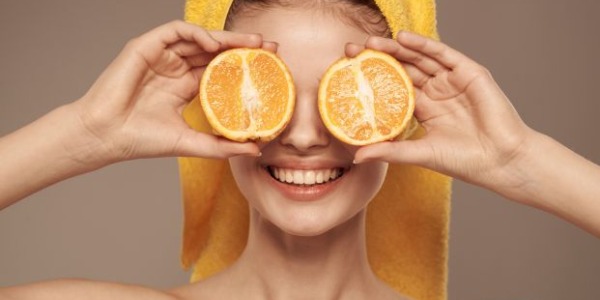 Vitamina C e skincare: i benefici per una pelle luminosa