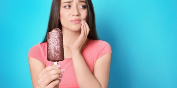 Denti sensibili: cause e rimedi per la sensibilità dentinale