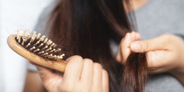 Come prevenire la caduta dei capelli? Segui i consigli di Mediafarma