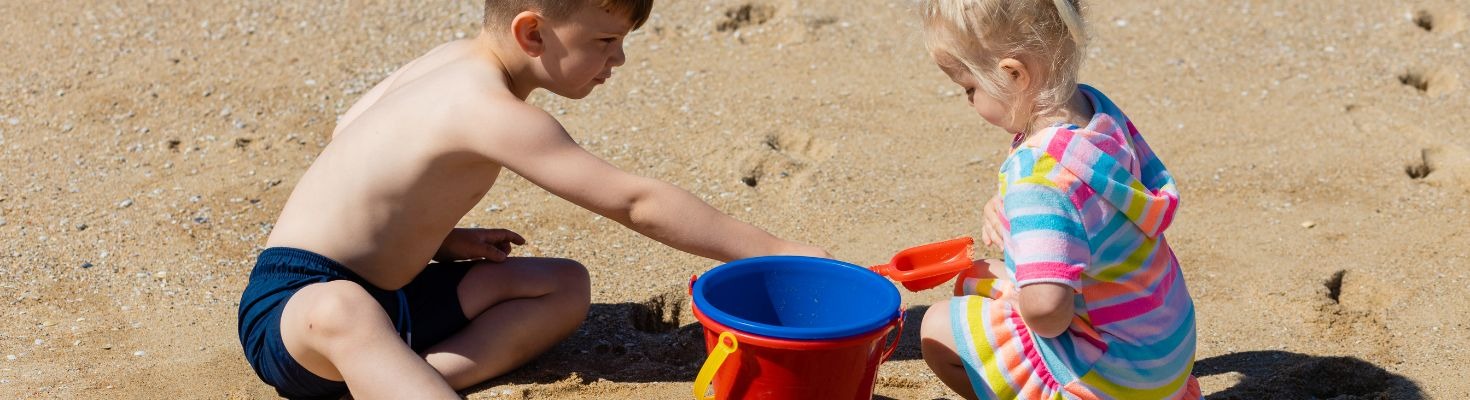 Come proteggere bambini e neonati in spiaggia?
